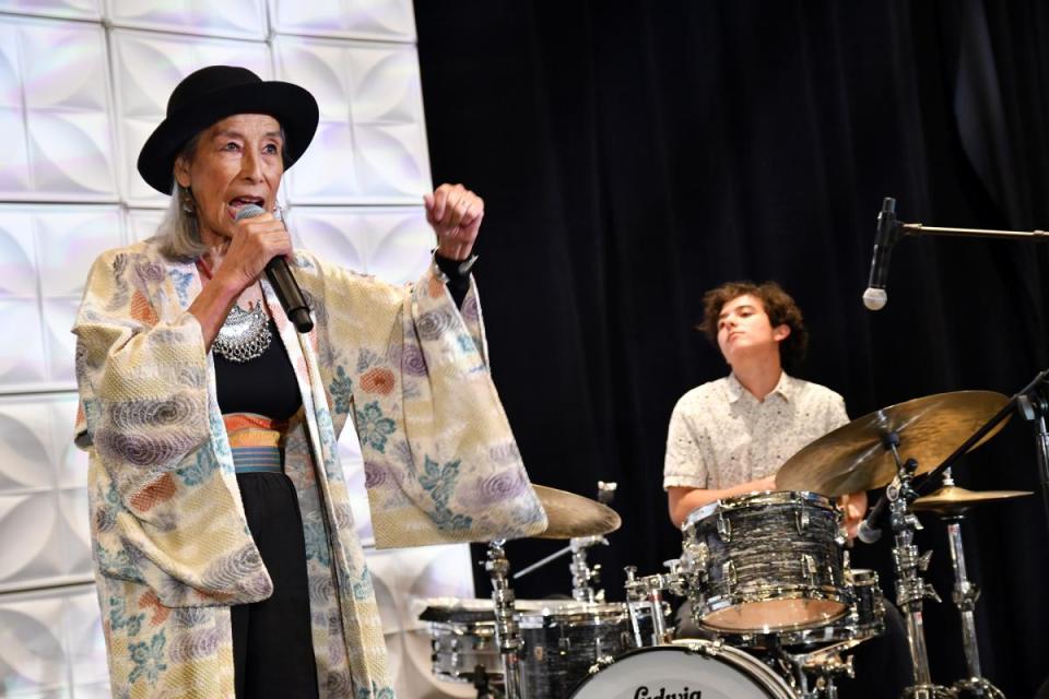 Nobuko Miyamoto and Alex Smith performing Ichigo Ichie